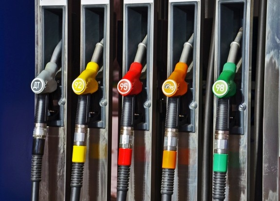 На АЗС цены на бензин и дизтопливо продолжают расти
